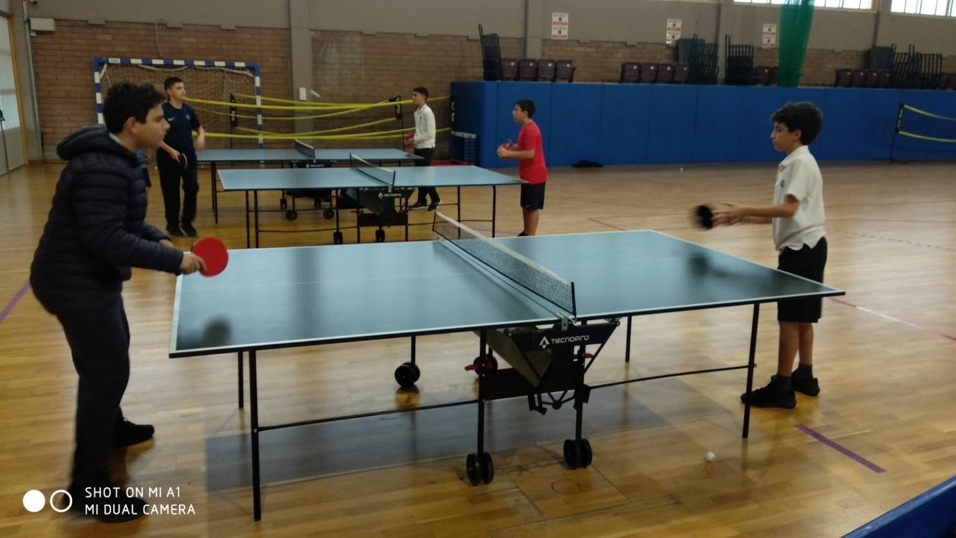 About table deals tennis in english